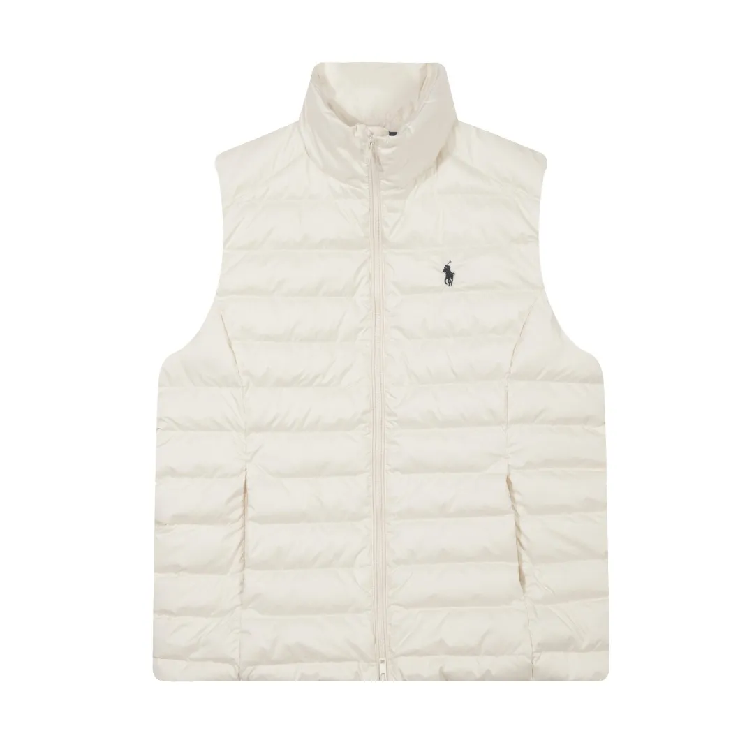 P340 White background picture [Popular in winter] Style No.: 25125# Color: Black/Navy Blue/Almond Size: S-XL - Ralph Lauren/Ralph Lauren 2025FW Popular winter item Stand collar three zipper couple style rib down vest vest - Craftsmanship 400T diamond-proof nylon on the face Grid down filling inside 400T high-density gallbladder isolation - Correct slightly waisted version on both sides The placket is made of cotton webbing and has double zipper pockets on both sides - RL's hottest vest this year. Out of stock at counters. A treasure item with a winter atmosphere. It comes in three basic colors. It can be worn by both men and women, especially the creamy white with a warm red feel. Comes with a beauty filter, which girls love. The overall fluffiness is just right. It is light and not bloated. It is very chill. It can enhance the overall fashion sense whether worn outside or inside.